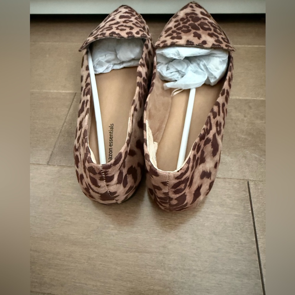 Amazon Essentials NWT Women's Leopard Print pointed toe Loafers- size 12 - Picture 4 of 6